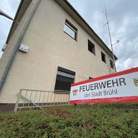 Zu sehen ist das Gebäude der bisherigen Brühler Feuerwache, ein schlichtes, in die Jahre gekommenes Haus.