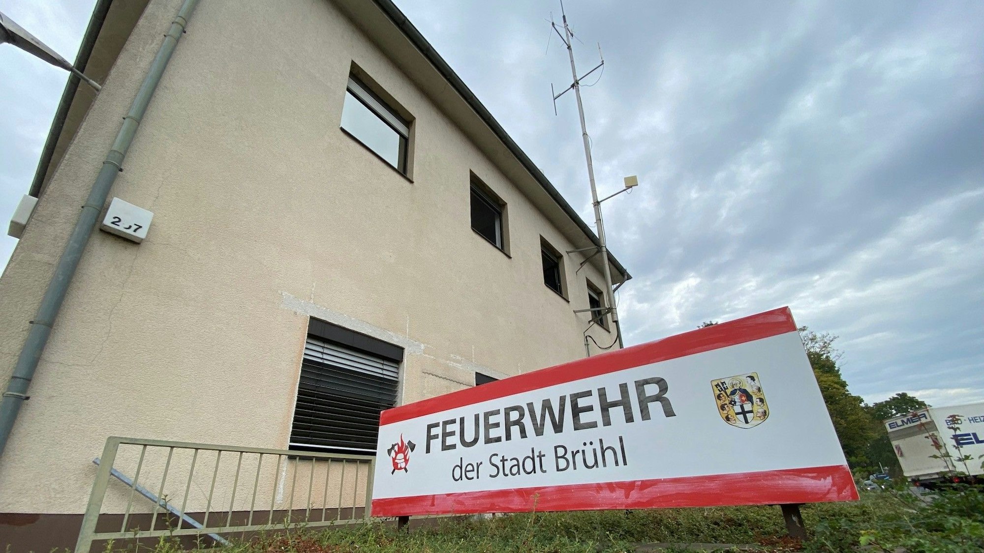 Zu sehen ist das Gebäude der bisherigen Brühler Feuerwache, ein schlichtes, in die Jahre gekommenes Haus.