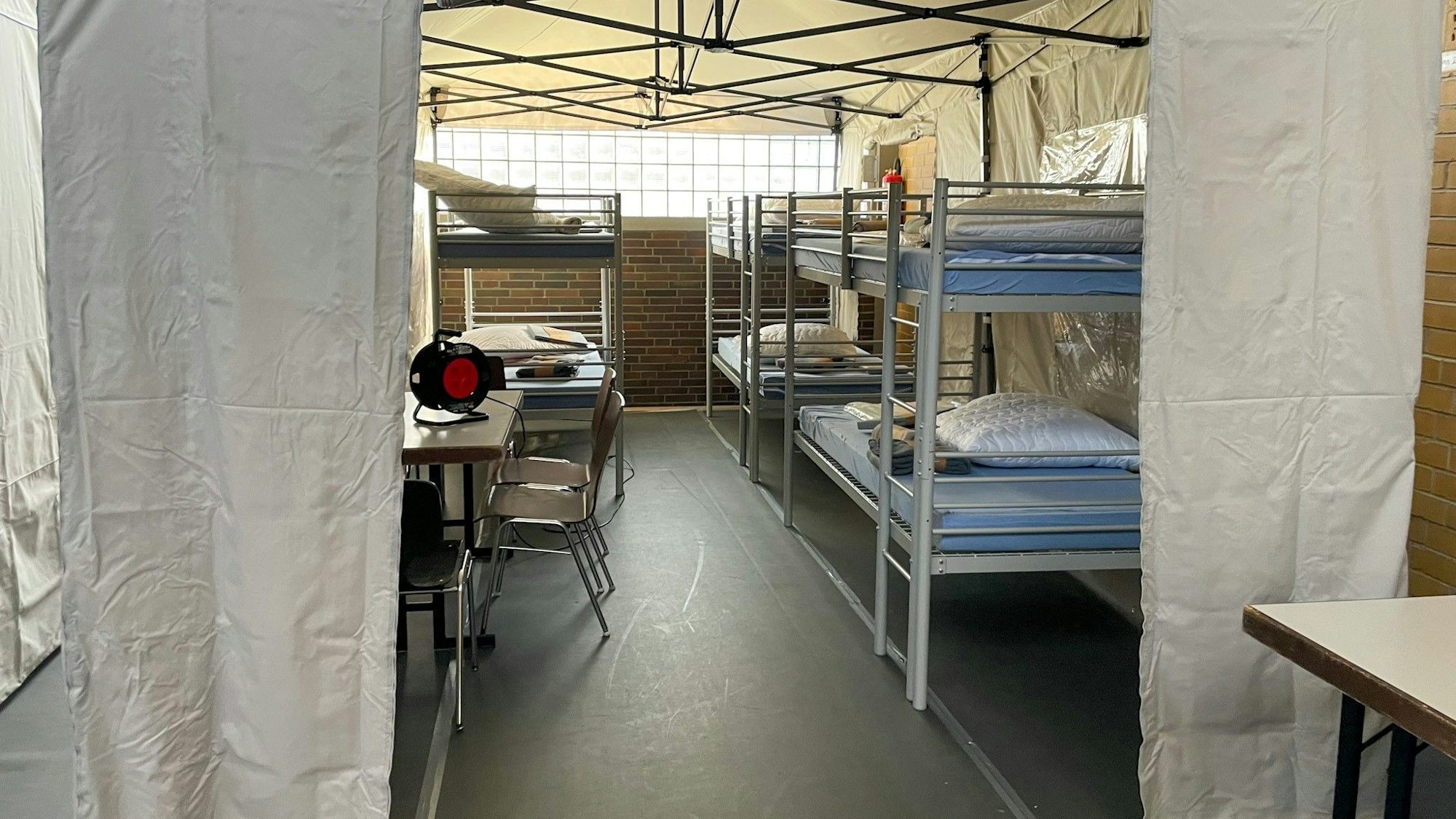 Das Bild zeigt eine noch nicht bezogene Notunterkunft.