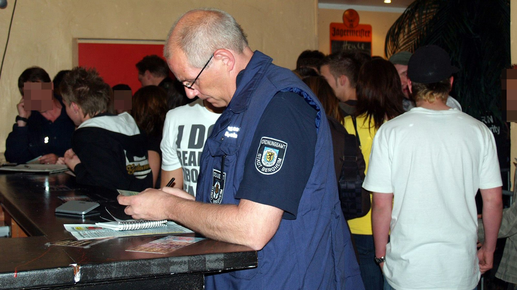 Bei einer Ausweiskontrolle in der Discothek „Nachtschicht“ fand das Ordnungsamt in 2008 rund 50 Jugendliche, die jünger als 18 Jahre alt waren, vor.
