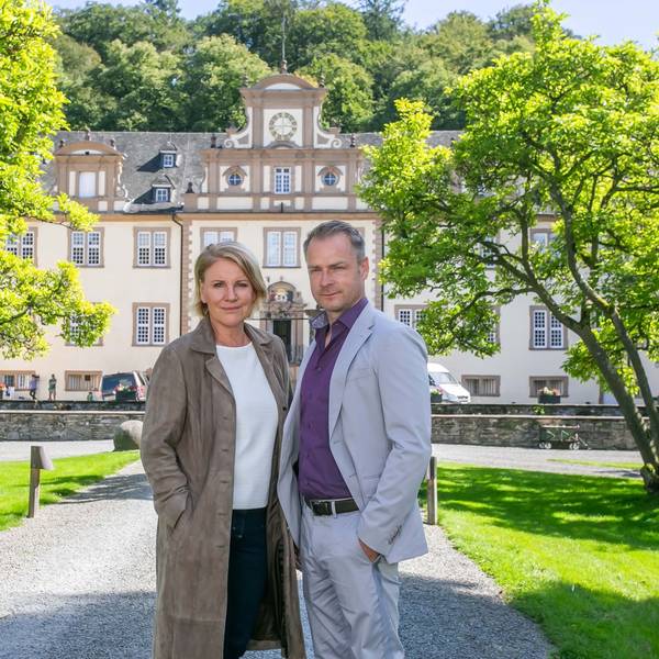 Die Schauspielerin Mariele
Millowitsch und ihr Filmpartner Hinnerk Schönemann stehen vor Schloss Ehreshoven.