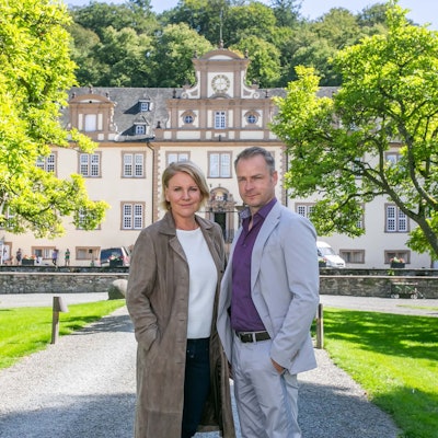 Die Schauspielerin Mariele
Millowitsch und ihr Filmpartner Hinnerk Schönemann stehen vor Schloss Ehreshoven.