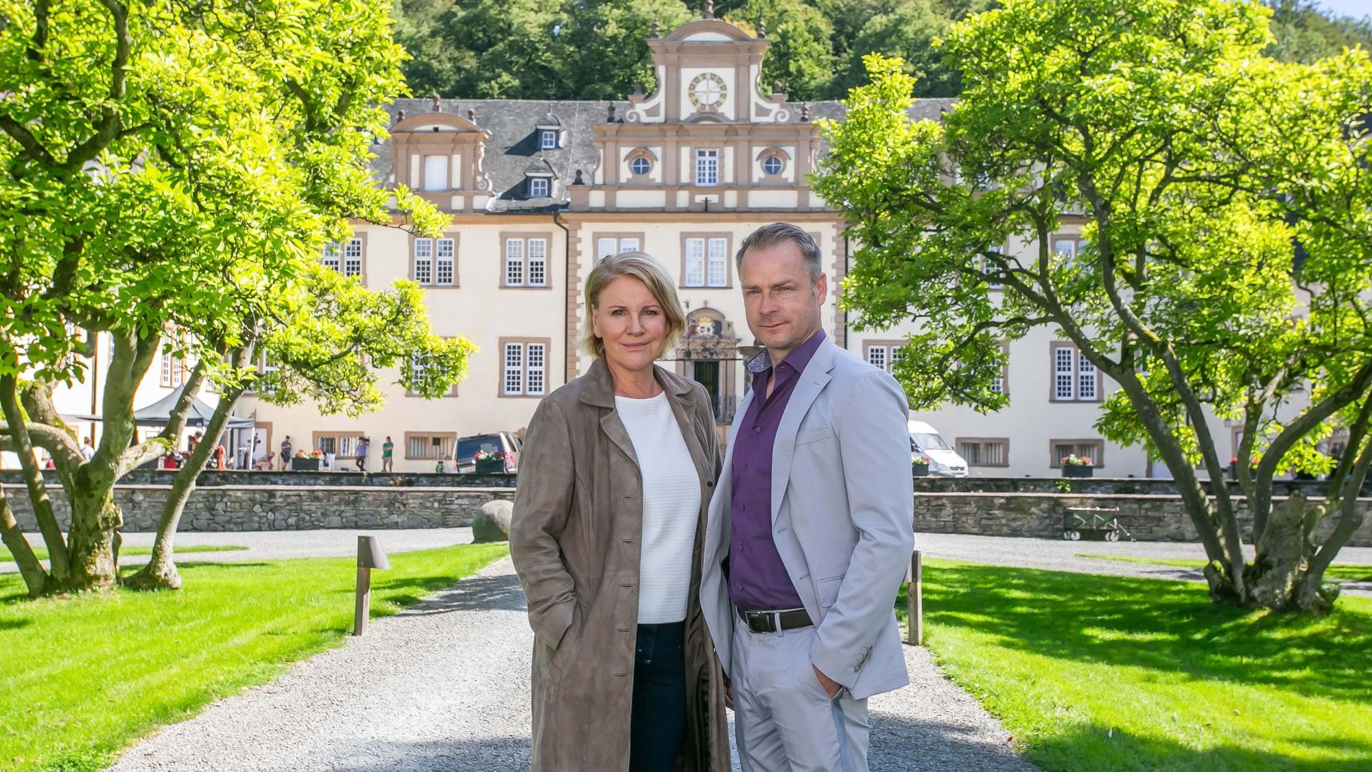 Mariele Millowitsch und Hinnerk Schönemann posieren vor dem Schloss Ehreshoven in Engelskirchen für die Kamera.