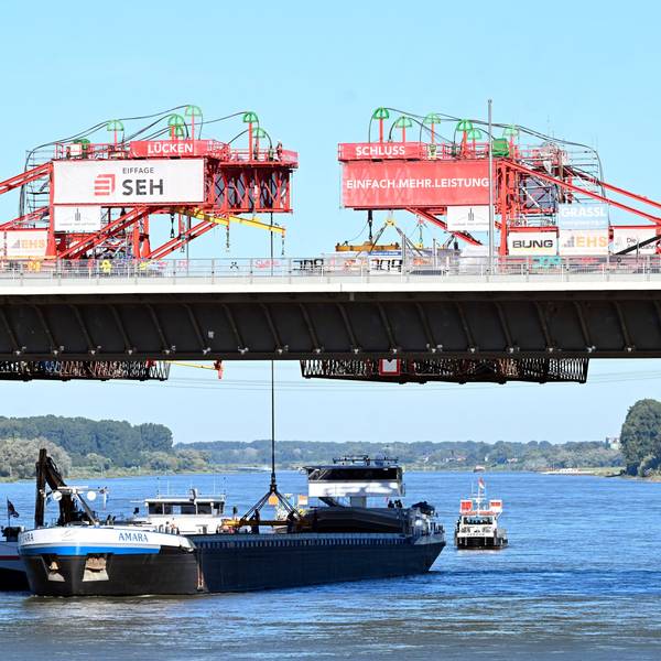 Ein Kran hat am Vormittag das letzte Bauteil zur „Brückenhochzeit“ in den Neubau der Leverkusener Rheinbrücke gehoben.