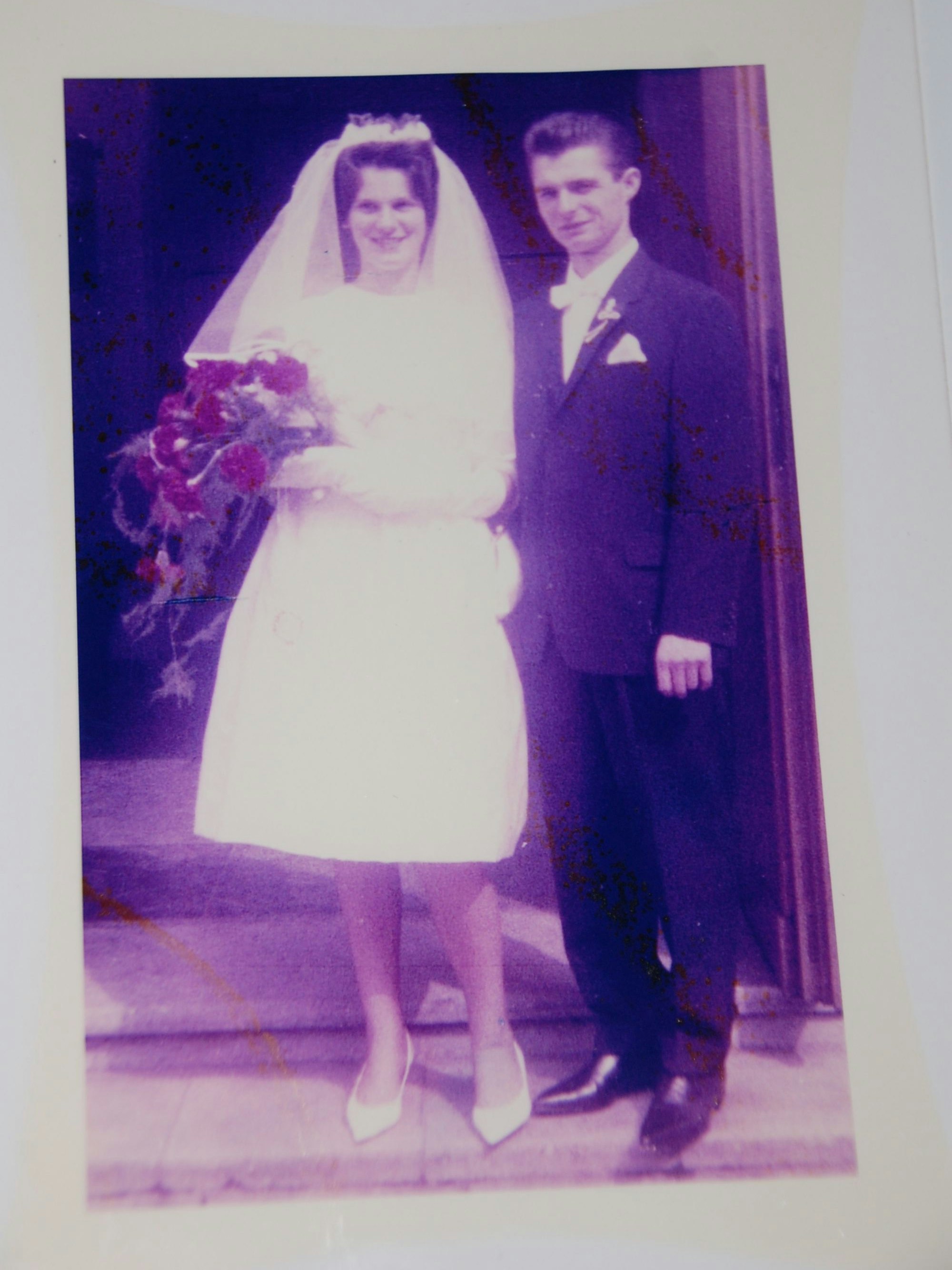 Ursel und Peter Hafermann am Hoczeitstag in einer Kapelle in Köln-Mülheim