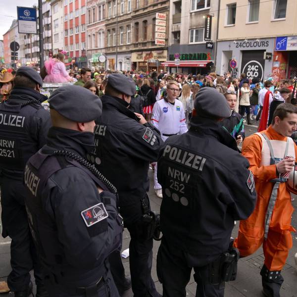Polizisten haben die Zülpicher Straße bei der Sessionseröffnung im Blick.