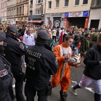 Polizisten haben die Zülpicher Straße bei der Sessionseröffnung im Blick.