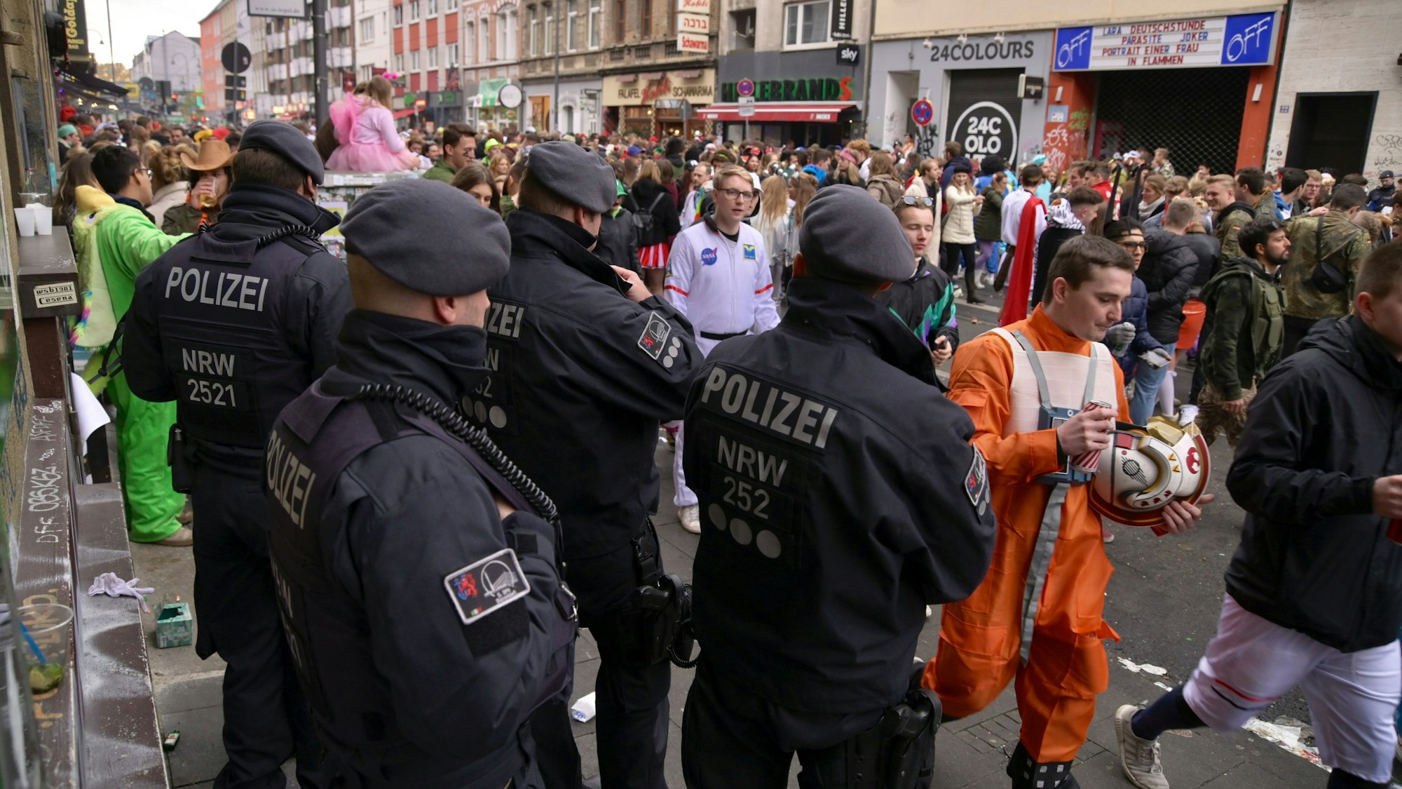Polizisten haben die Zülpicher Straße bei der Sessionseröffnung im Blick.