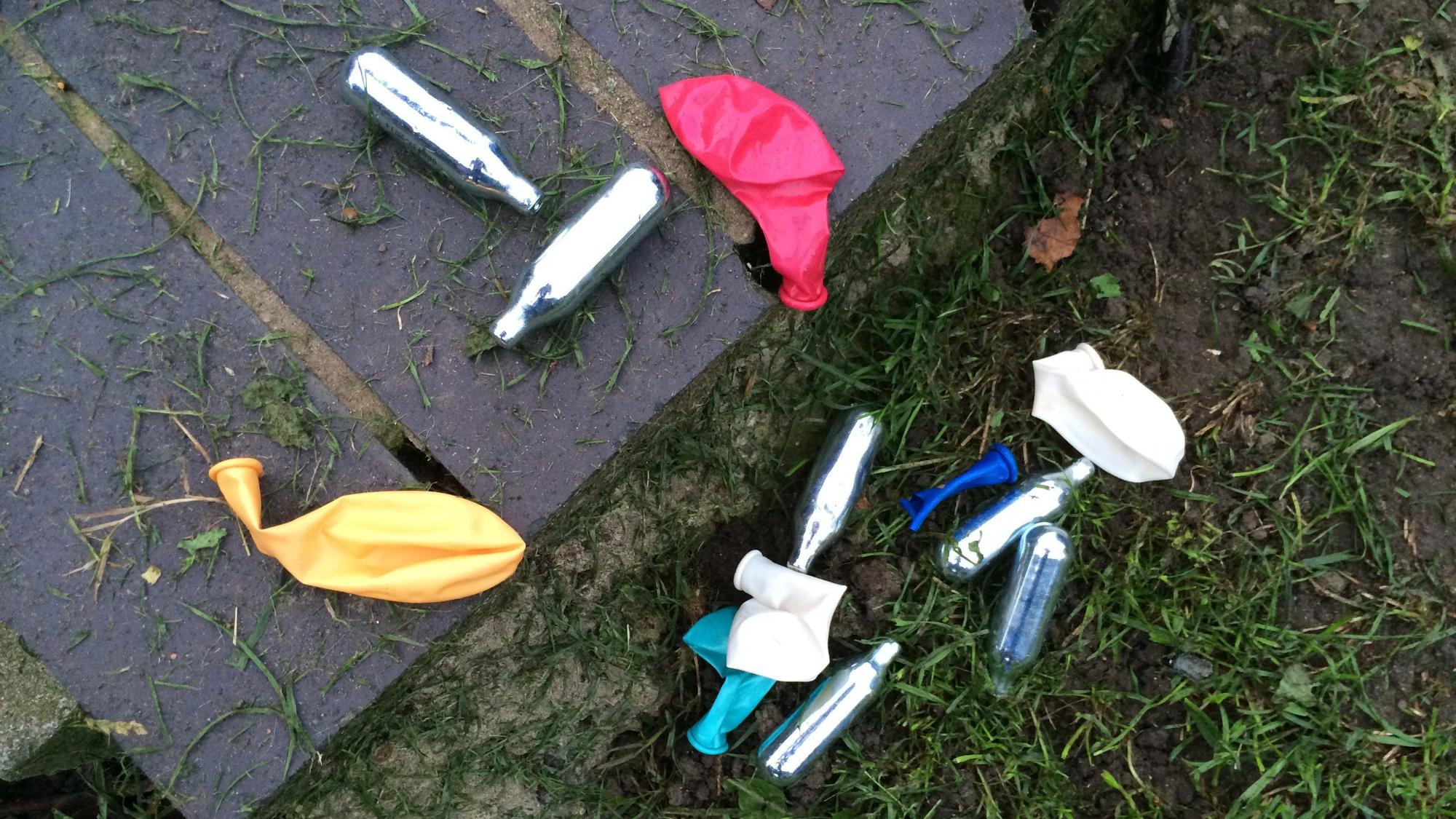 Lachgas-Kartuschen und Luftballons liegen in einem Park im Londoner Stadtteil Shoreditch.