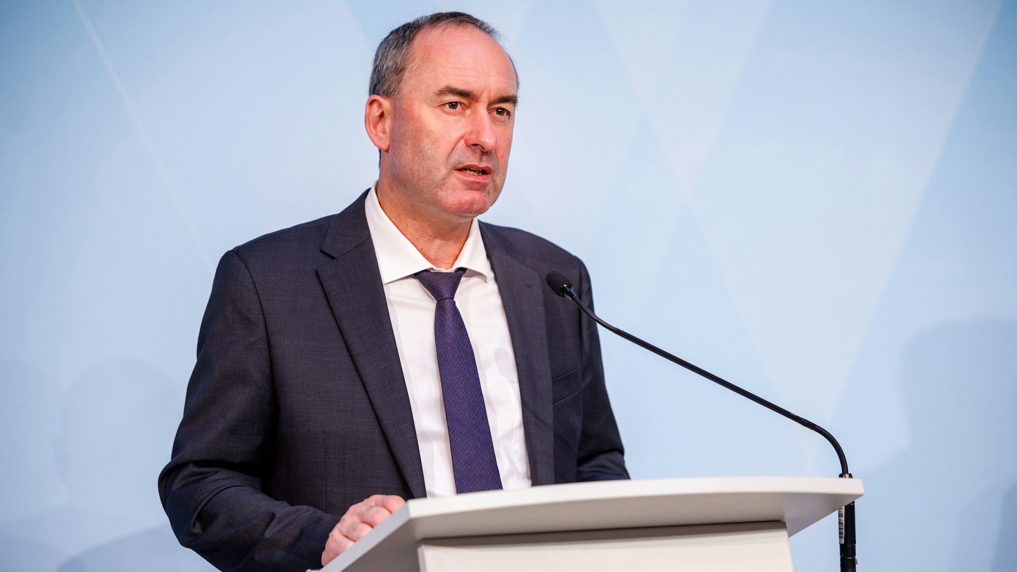 05.09.2023, Bayern, München: Hubert Aiwanger, Wirtschaftsminister und Landesvorsitzender der Freien Wähler in Bayern, spricht auf der Pressekonferenz im Foyer des Prinz-Carl-Palais nach der Sitzung des bayerischen Kabinetts. Foto: Matthias Balk/dpa +++ dpa-Bildfunk +++