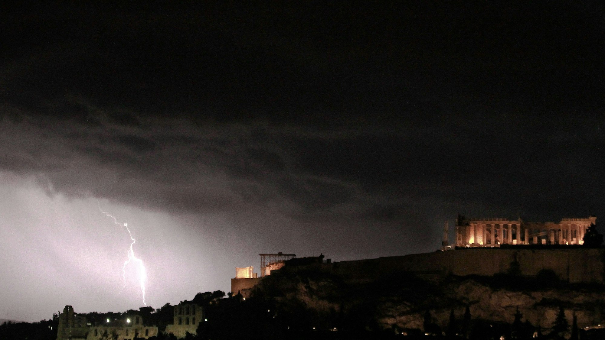 Ein Blitz schlägt in der Nähe der Akropolis, dem Wahrzeichen Athens, ein. In Teilen Griechenlands wird tagelanger Starkregen erwartet. Dies könnte katastrophale Folgen für die Menschen dort haben. (Symbolbild)