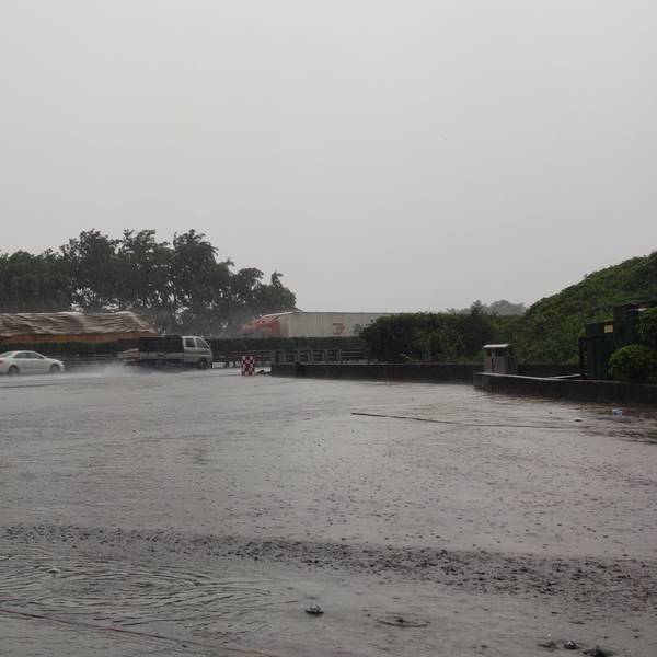 04.09.2023, China, Zhangzhou: Das von der staatlichen chinesischen Nachrichtenagentur XINHUA zur Verfügung gestellte Handyfoto zeigt einen Abschnitt der Schnellstraße Shenyang-Haikou bei starkem Wind und Regen in Zhangzhou in der südostchinesischen Provinz Fujian. Mit kräftigen Sturmböen und Starkregen hat Taifun «Haikui» mehrere Menschen in Südchina in Lebensgefahr gebracht. Foto: Guo Qi/XinHua/dpa - ACHTUNG: Nur zur redaktionellen Verwendung und nur mit vollständiger Nennung des vorstehenden Credits +++ dpa-Bildfunk +++