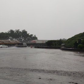 04.09.2023, China, Zhangzhou: Das von der staatlichen chinesischen Nachrichtenagentur XINHUA zur Verfügung gestellte Handyfoto zeigt einen Abschnitt der Schnellstraße Shenyang-Haikou bei starkem Wind und Regen in Zhangzhou in der südostchinesischen Provinz Fujian. Mit kräftigen Sturmböen und Starkregen hat Taifun «Haikui» mehrere Menschen in Südchina in Lebensgefahr gebracht. Foto: Guo Qi/XinHua/dpa - ACHTUNG: Nur zur redaktionellen Verwendung und nur mit vollständiger Nennung des vorstehenden Credits +++ dpa-Bildfunk +++