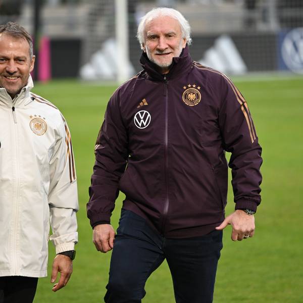 Bundestrainer Hansi Flick (l.) und DFB-Sportdirektor Rudi Völler gemeinsam beim Training der deutschen Nationalmannschaft.