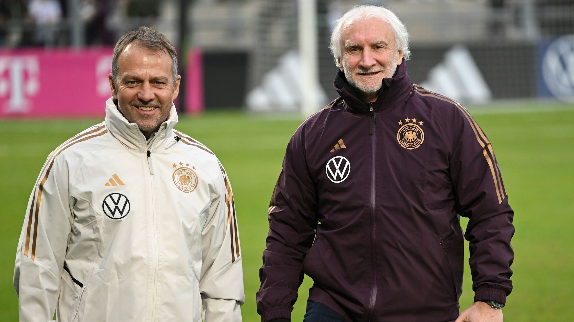 Bundestrainer Hansi Flick (l.) und DFB-Sportdirektor Rudi Völler gemeinsam beim Training der deutschen Nationalmannschaft.