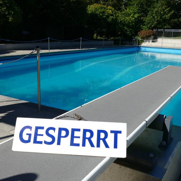 Ein Ein-Meter-Brett in einem Freibad ist gesperrt.