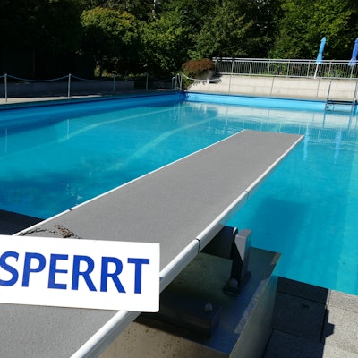 Ein Ein-Meter-Brett in einem Freibad ist gesperrt.