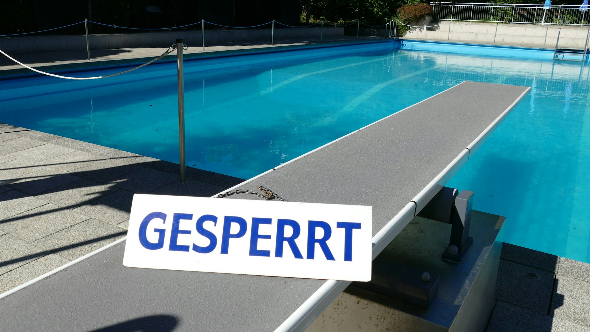 Ein Ein-Meter-Brett in einem Freibad ist gesperrt.