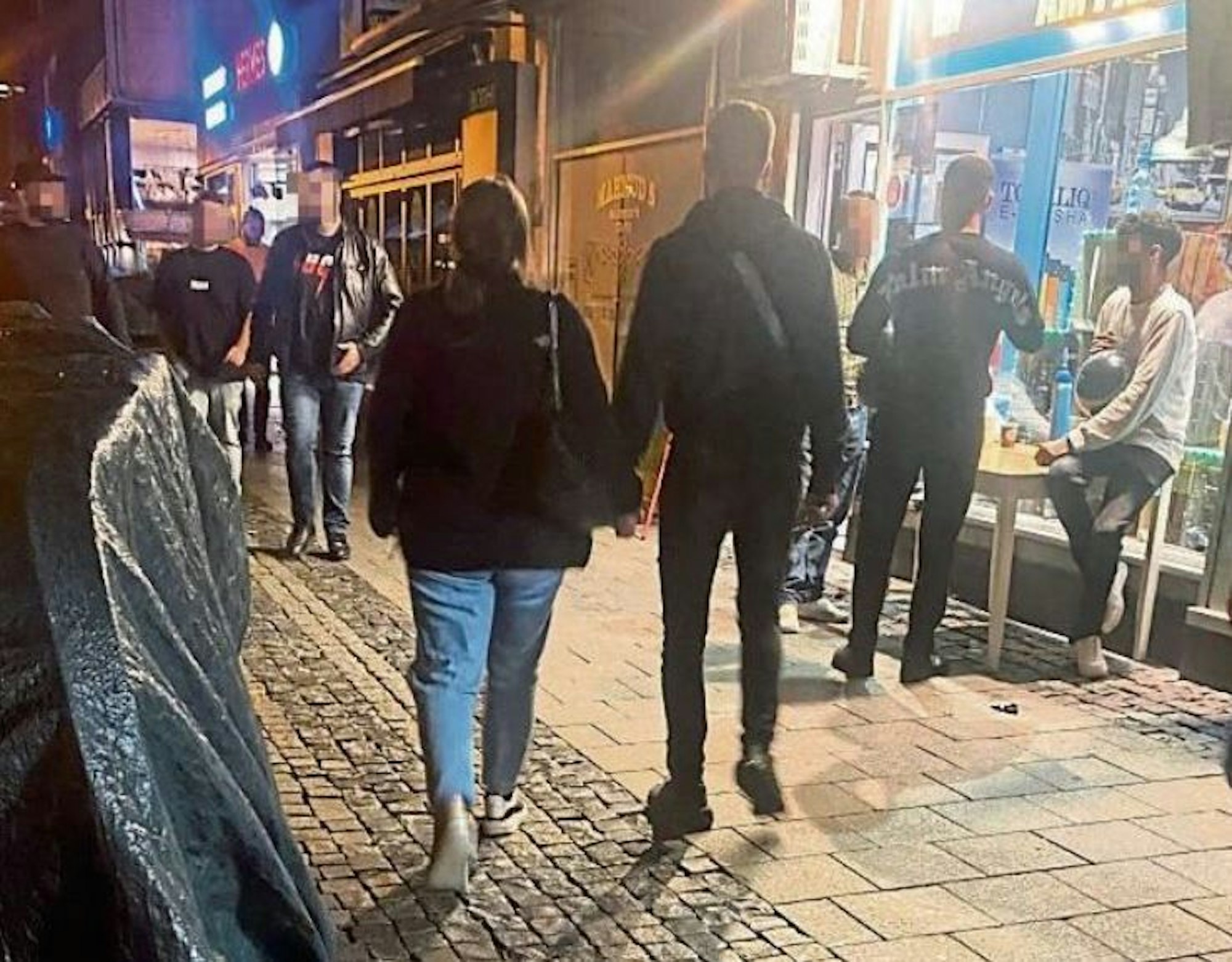 Vor einem Kiosk in Köln konsumiert ein Mann Lachgas