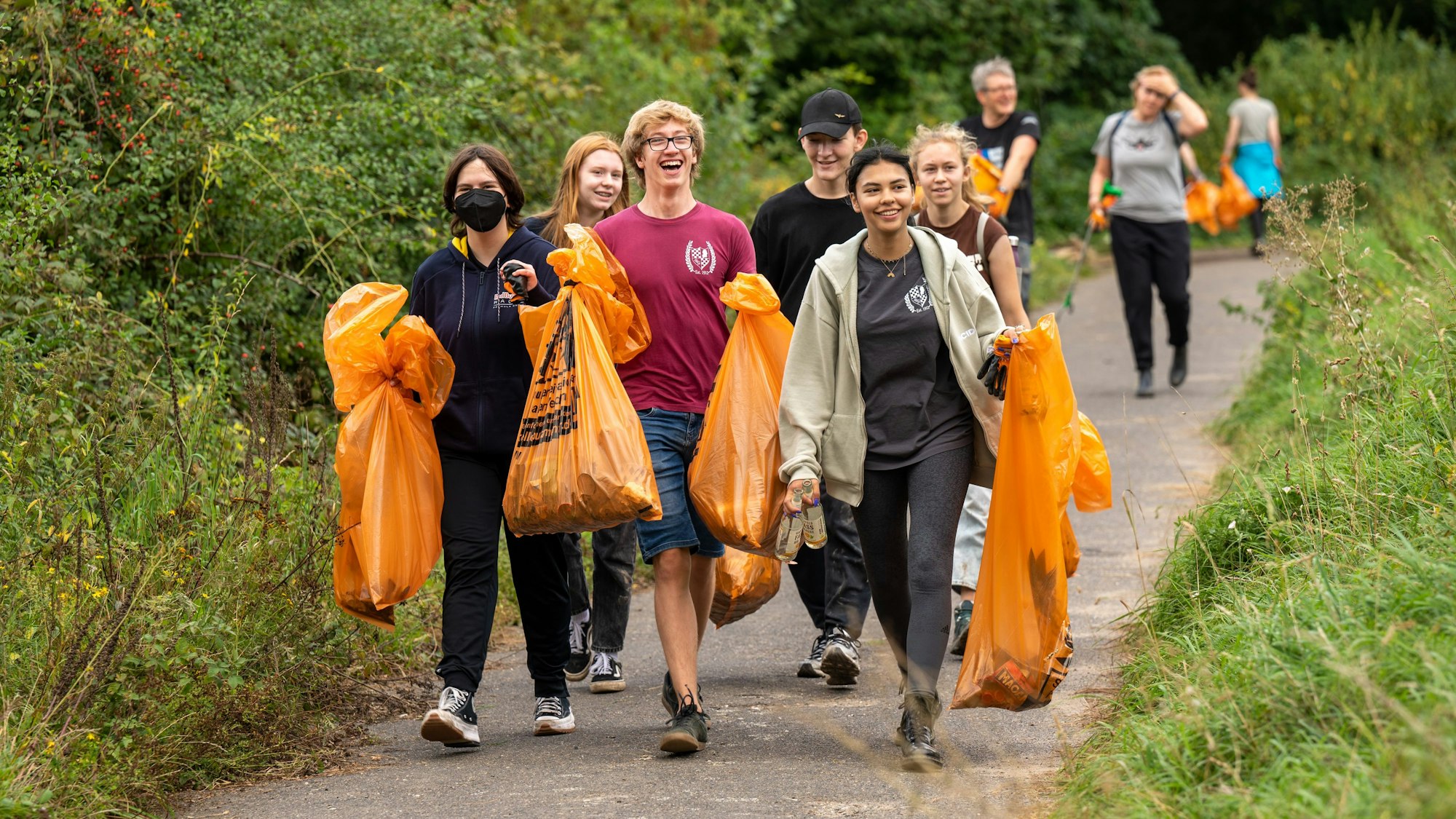 Beim Rhine Clean Up im September 2021 in Stammheim sammeln freiwillige Helfer den angeschwemmten Müll am Rheinufer ein.