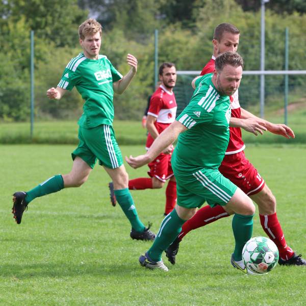 Zwei Fußballspieler im Kampf um den Ball.