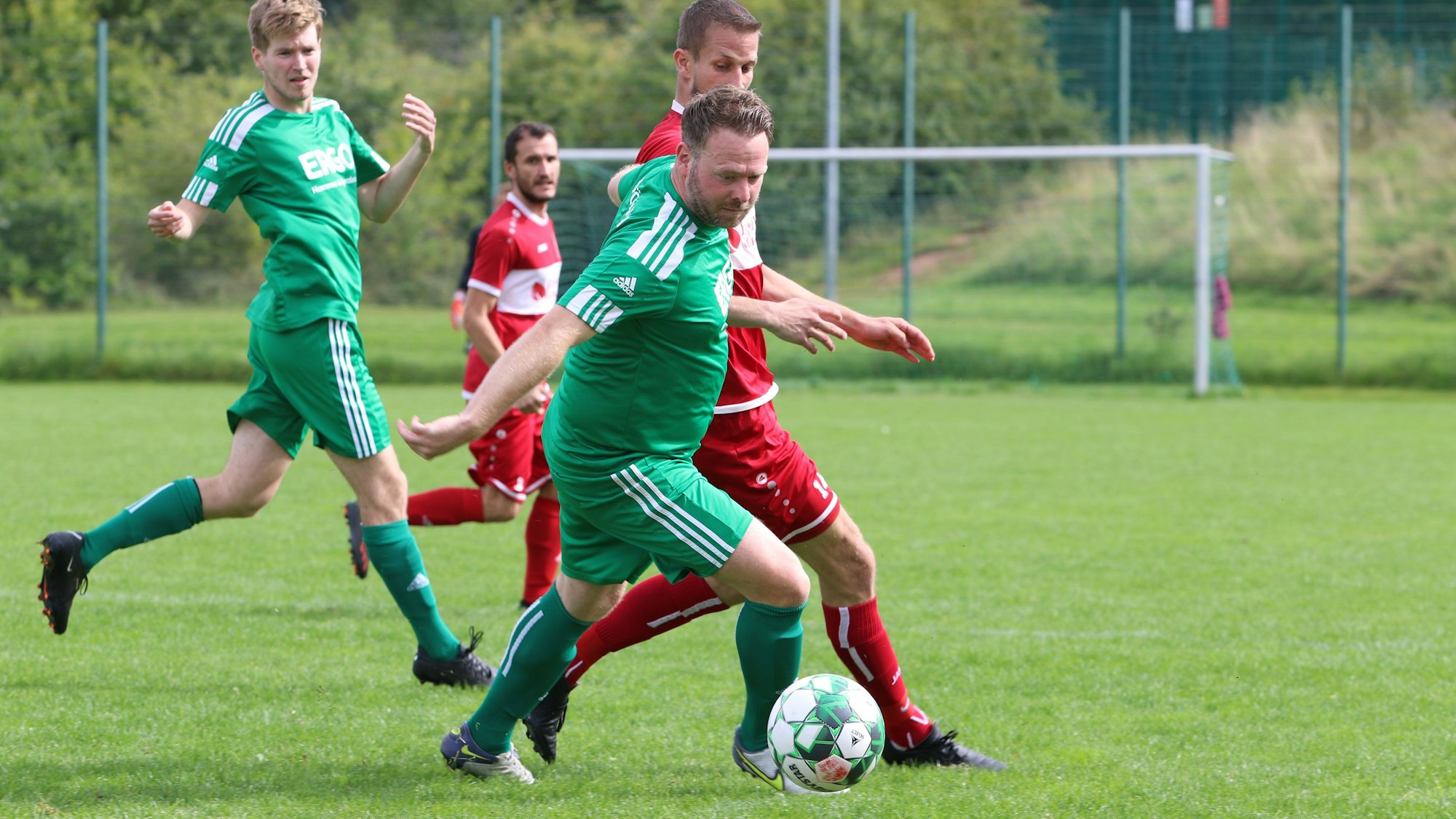 Zwei Fußballspieler im Kampf um den Ball.