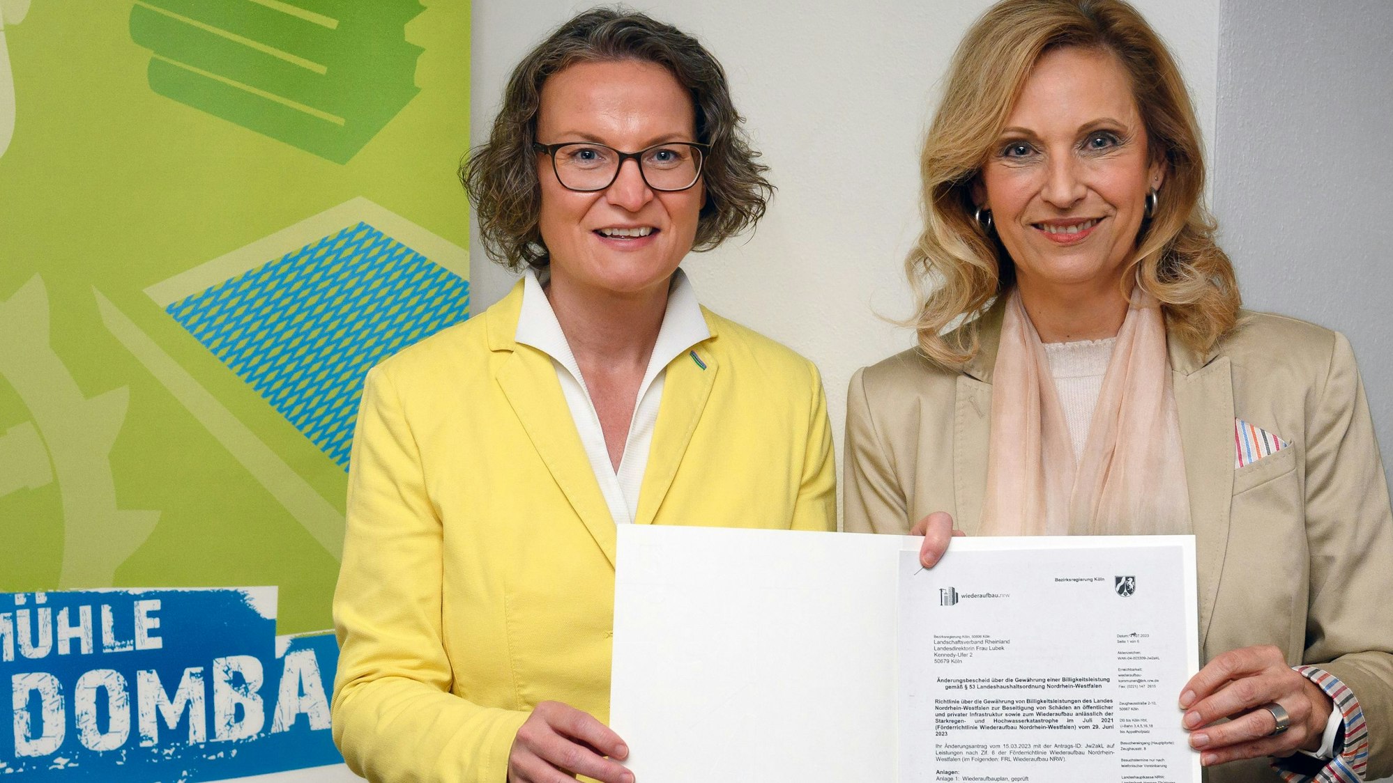 NRW-Ministerin Ina Scharrenbach (l.) übergibt im LVR-Museum Papiermühle Alte Dombach, Bergisch Gladbach, einen Förderbescheid in Höhe von rund 76 Mio. Euro an LVR-Direktorin Ulrike Lubek (r.)
