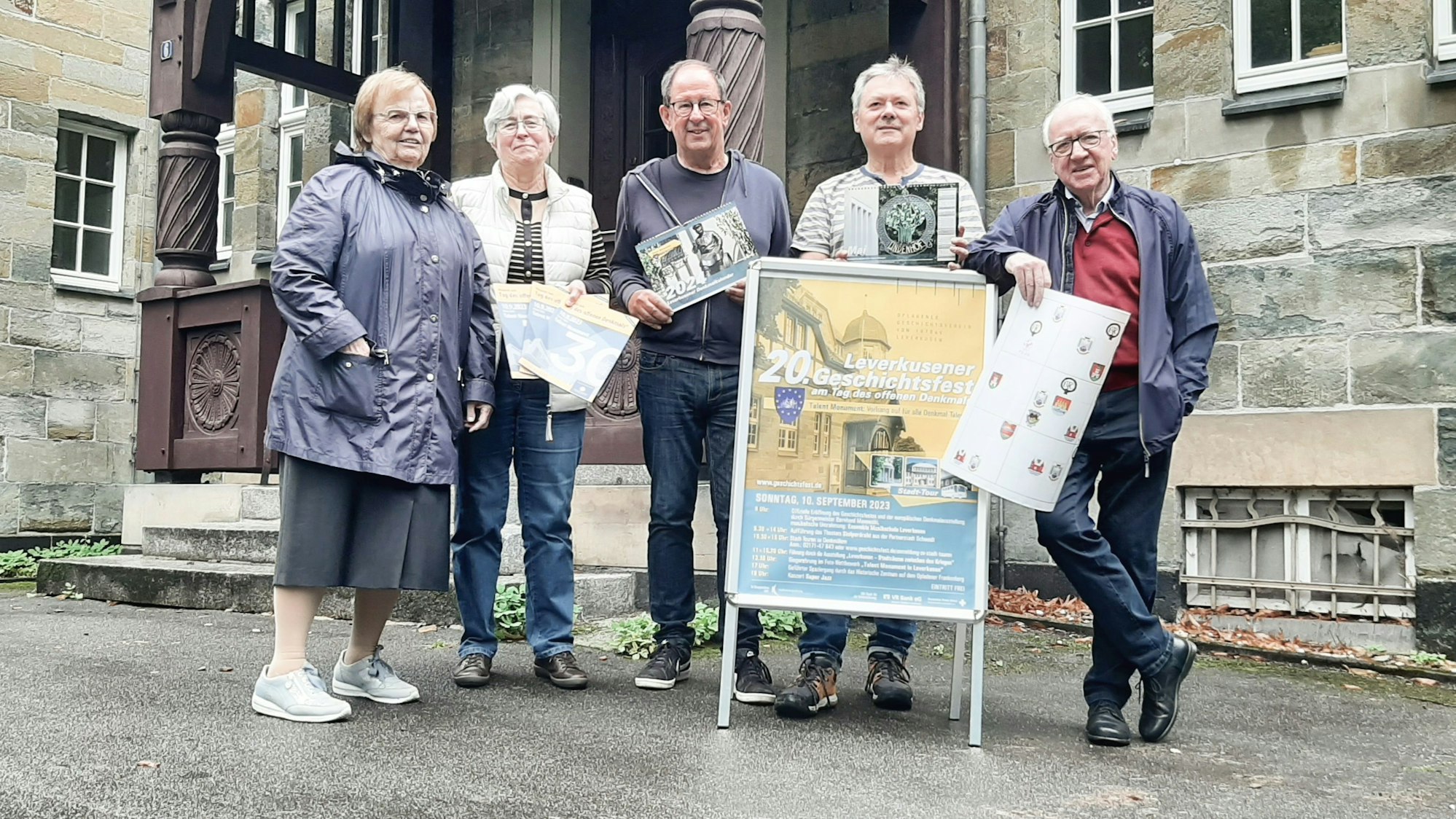 Die Mitglieder des Opladener Geschichtsverein vor der Villa Römer.