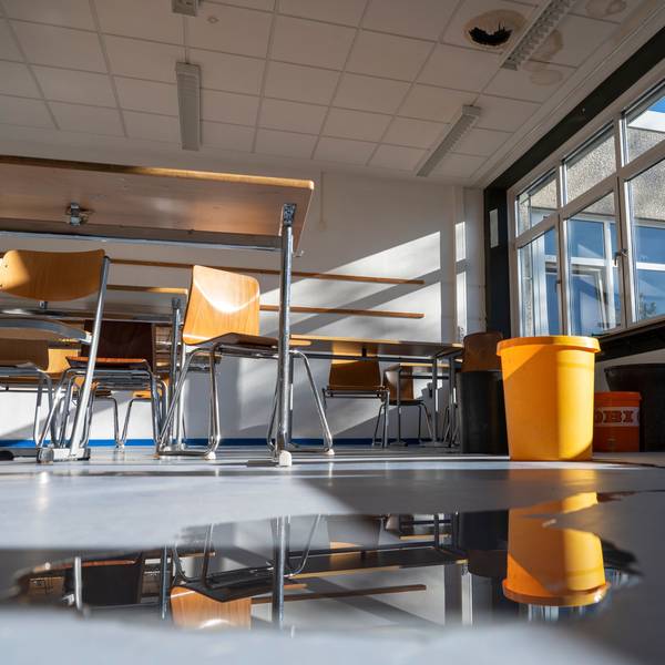 Wasser tropft aus der Decke des Maximilian-Kolbe-Gymnasium in Köln-Wahn.