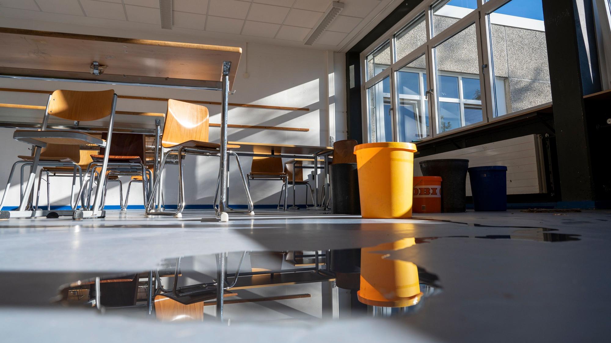 Wasser tropft aus der Decke des Maximilian-Kolbe-Gymnasium in Köln-Wahn.