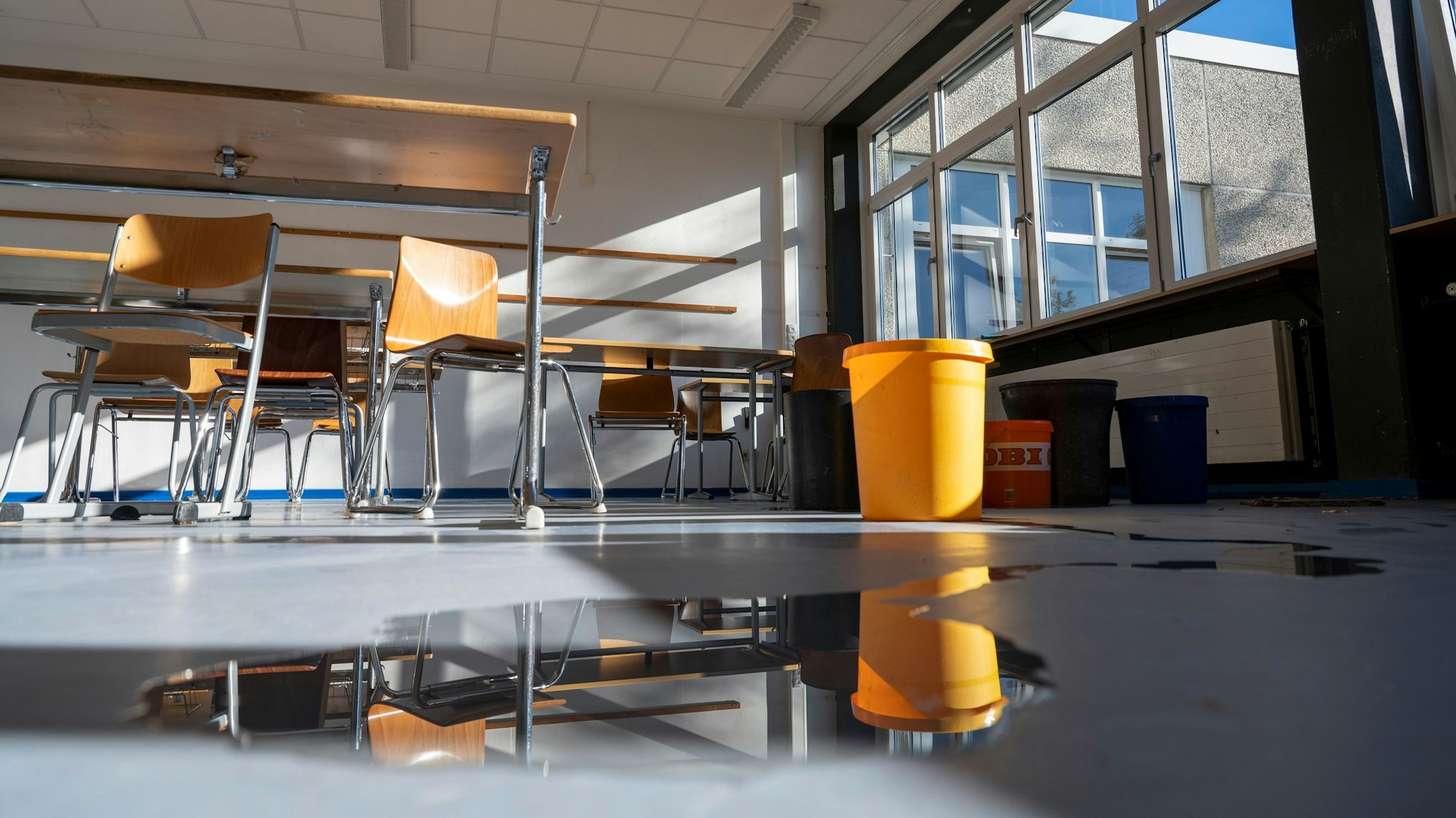 Wasser tropft aus der Decke des Maximilian-Kolbe-Gymnasium in Köln-Wahn.