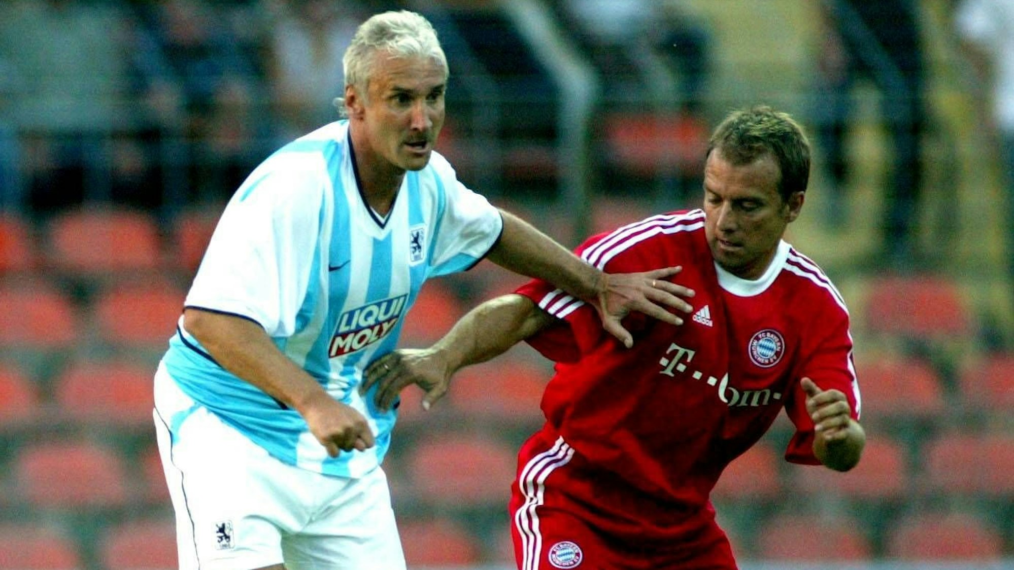 Rudi Völler (l.) gegen Hansi Flick beim Nostalgiederby zwischen 1860 München und FC Bayern im Jahr 2003.