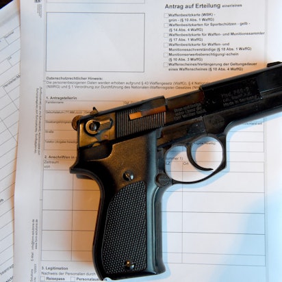 Eine Pistole liegt auf einem Antrag für die Ausstellung eines Waffenscheines.