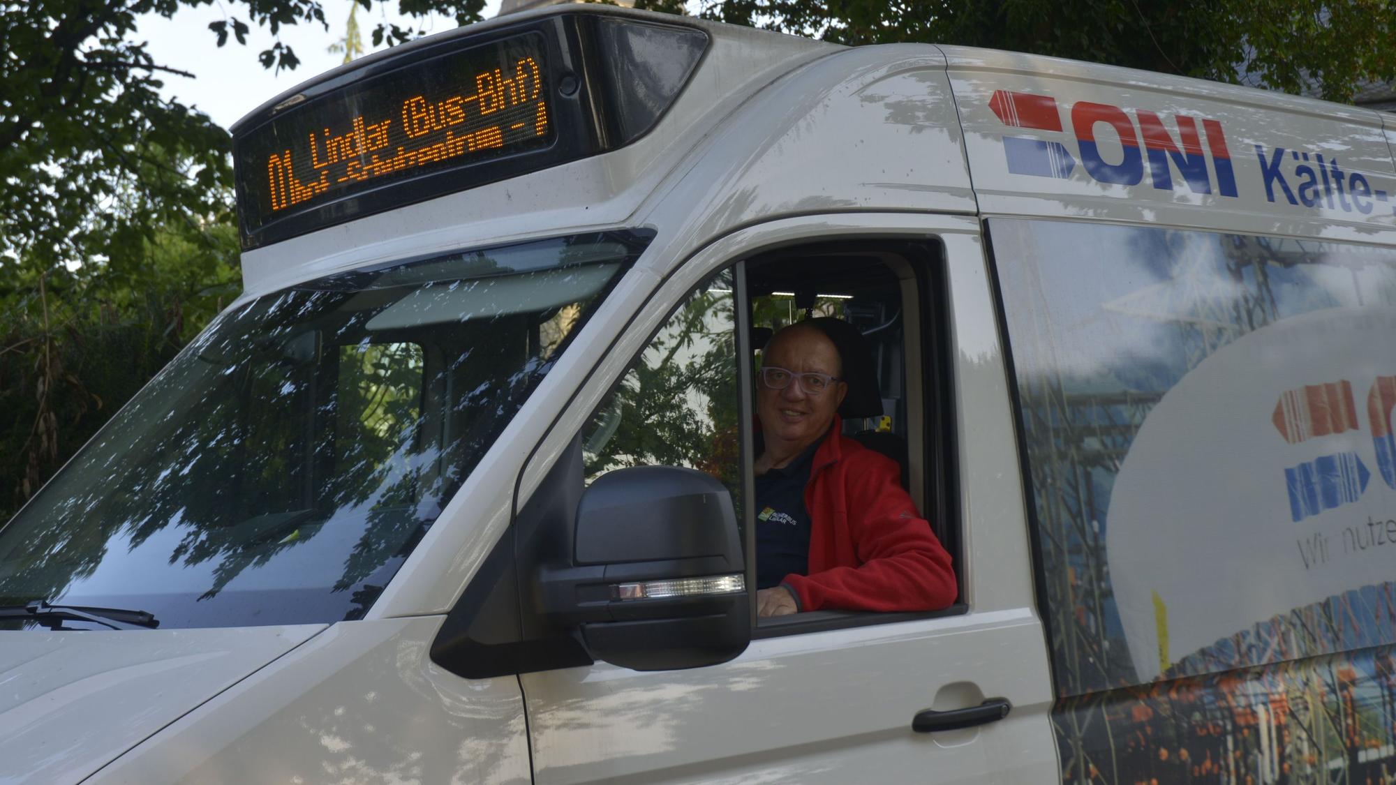 Markus Lücke im Bürgerbus an der Haltestelle in Linde.