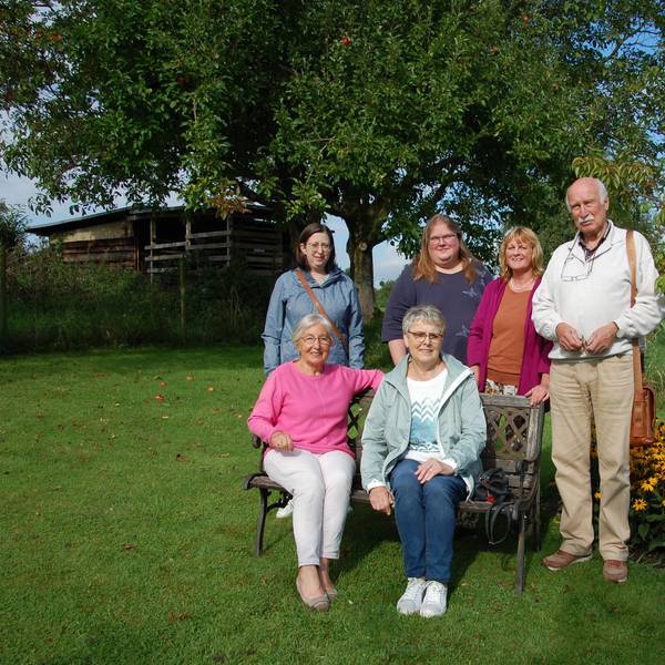 Ulrike Trobisch (v.l.), Irmtraud Vorkauf, Hanni Emmers, Christina Scholl, Heidi Neumann und Wolfgang Fuhrbach in einem Garten