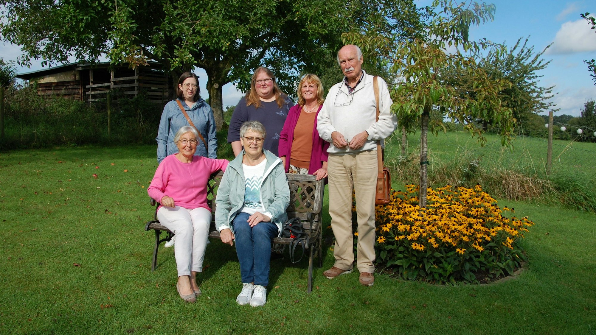 Ulrike Trobisch (v.l.), Irmtraud Vorkauf, Hanni Emmers, Christina Scholl, Heidi Neumann und Wolfgang Fuhrbach in einem Garten