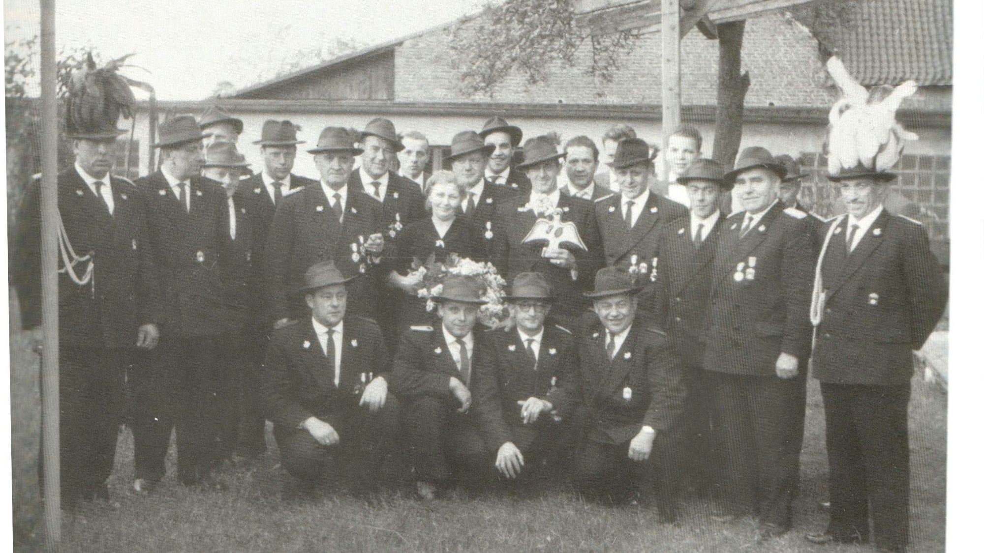 Mitglieder der 1932 gegründeten St. Ulrichschützengesellschaft aus Sindorf im Jahre 1962. Hinter ihnen das ehemalige Restaurant zum Kneppchen.