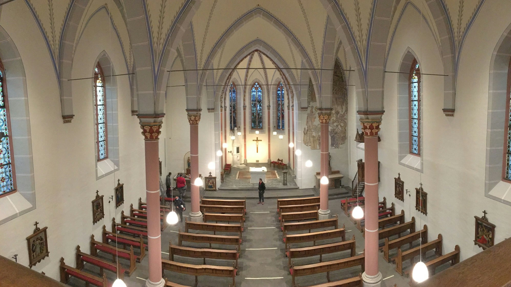 Das Bild zeigt ein Kirchenschiff von der Empore aus.