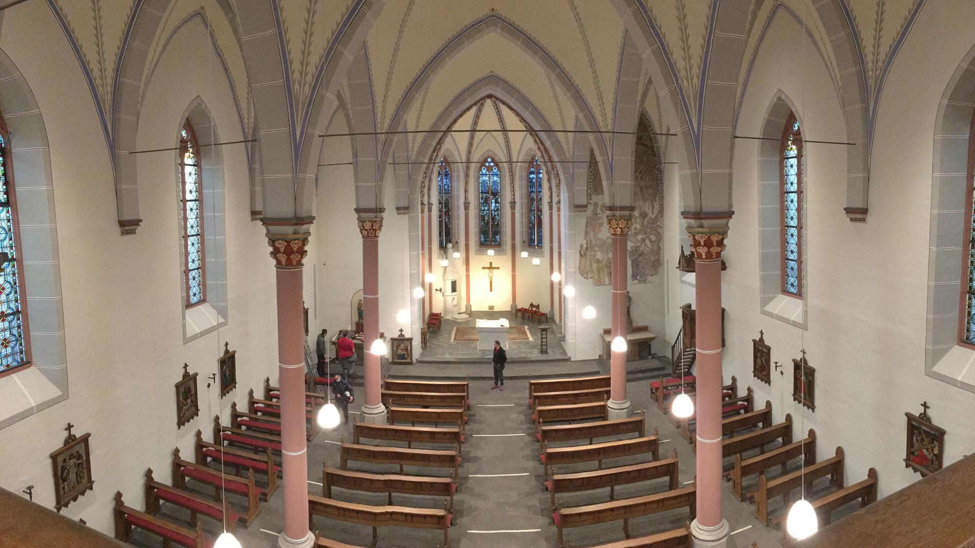 Das Bild zeigt ein Kirchenschiff von der Empore aus.