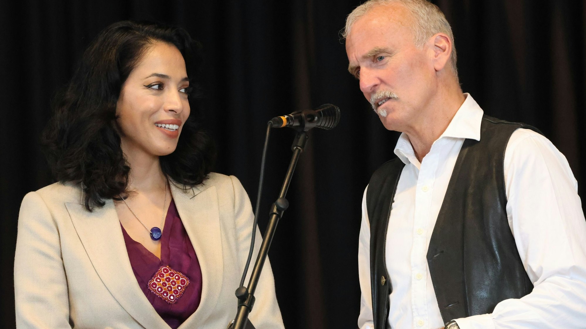 Das frühere Model Zohre Esmaeli aus Afghanistan im Gespräch mit Modertor und Pfarrer Jochen Gran auf der Bühne in der Aula des Waldbröler Hollenberg-Gymnasiums. Dort feierte der Freundeskreis Asyl sein 30-jähriges Bestehen.