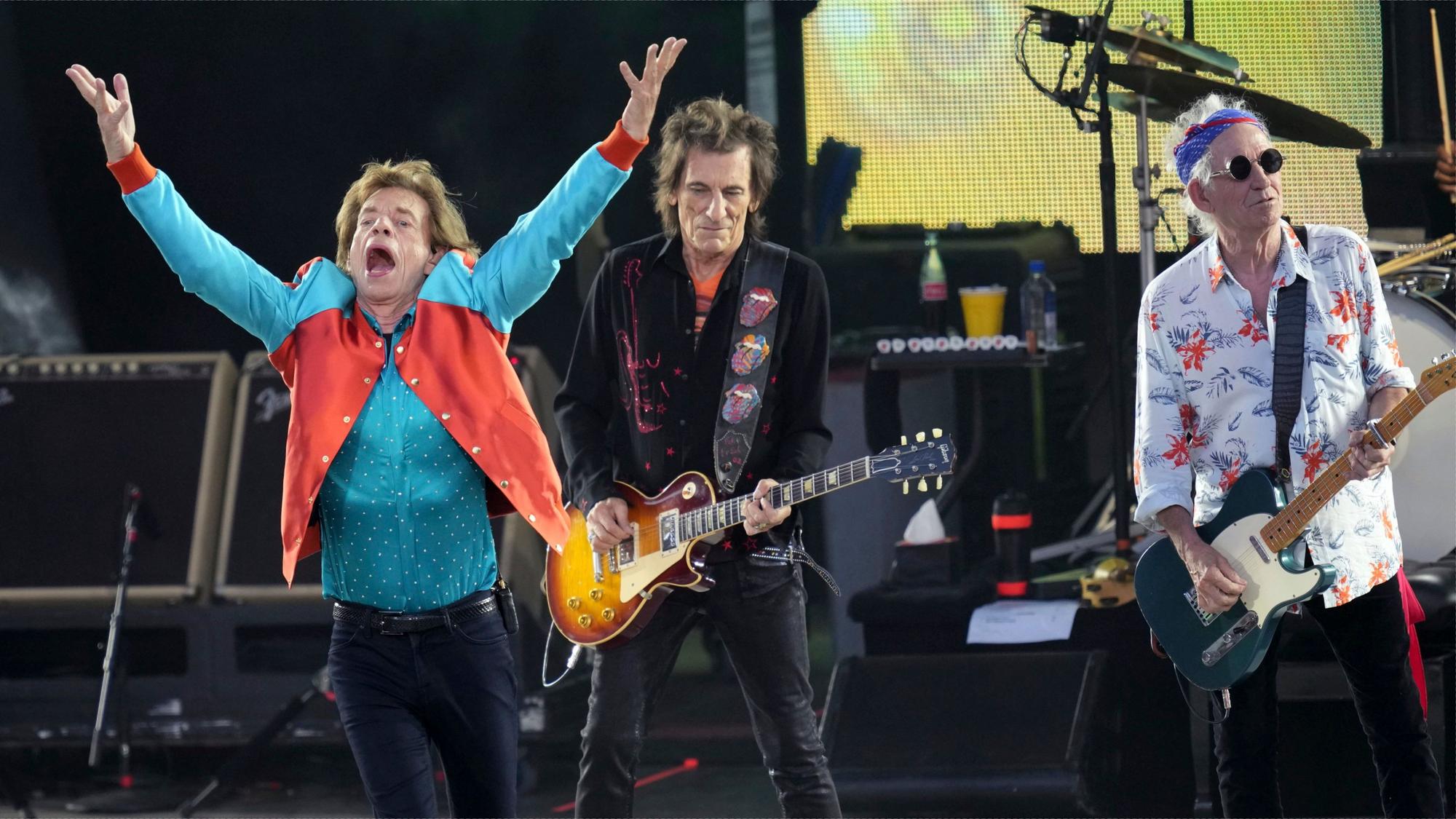 Mick Jagger (links), Ronnie Wood (Mitte) und Keith Richards (rechts) von der Band „The Rolling Stones“ stehen auf der Bühne während des letzten Konzerts ihrer „Sixty“-Europatournee in Berlin, Deutschland, am 3. August 2022. Am Montag, den 4. September 2023, kündigten die Rolling Stones an, dass sie ihr erstes Album mit Originalmaterial seit 18 Jahren veröffentlichen werden. Unter dem Titel „Hackney Diamonds“ wird die legendäre Rockband am Mittwoch, den 6. September, bei einer Veranstaltung in Hackney im Osten Londons alle Einzelheiten bekannt geben.