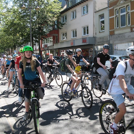 Schülerinnen und Schüler radeln im Pulk durch die Hennefer Innenstadt.