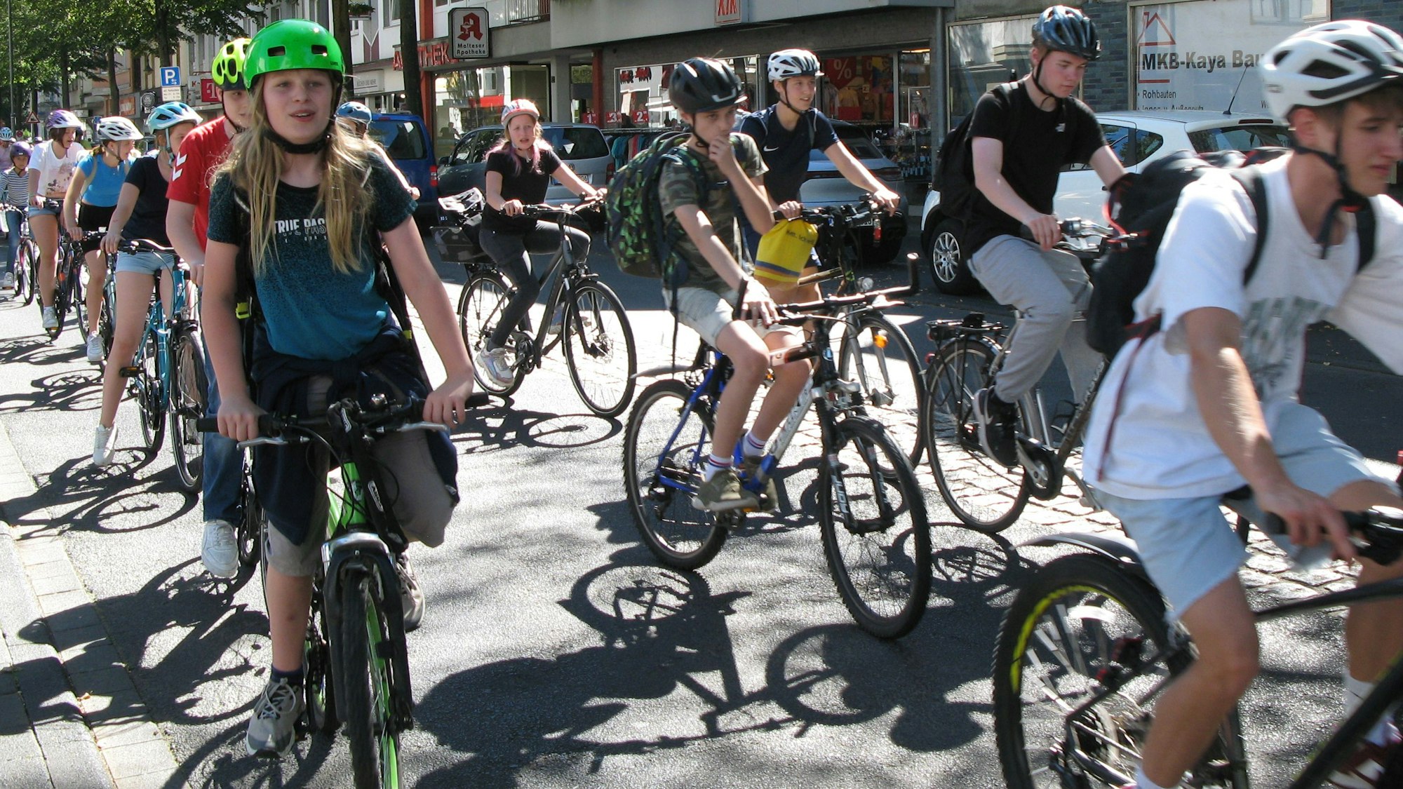 Schülerinnen und Schüler radeln im Pulk durch die Hennefer Innenstadt.