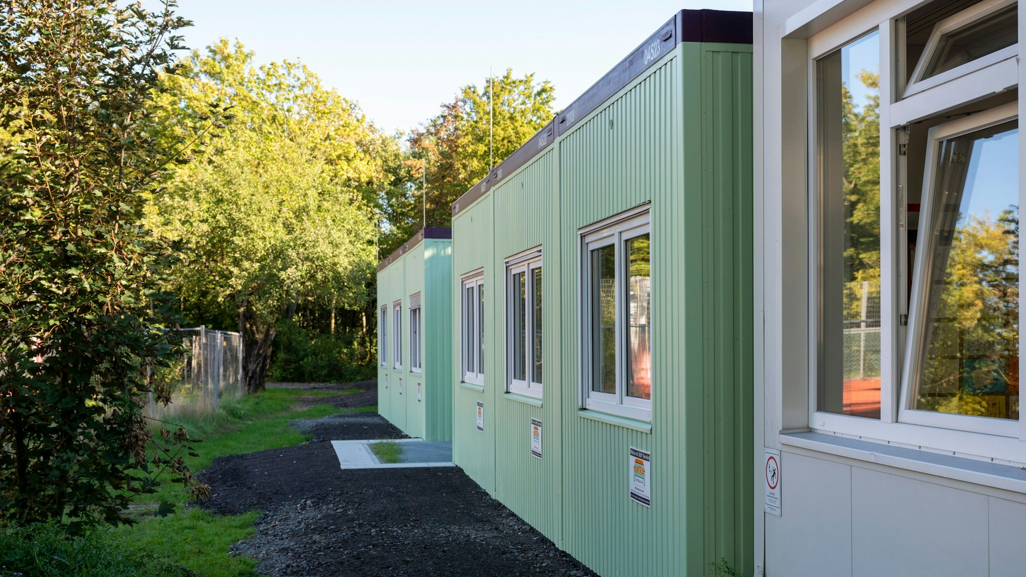 Mehrere Container stehen nebeneinander.