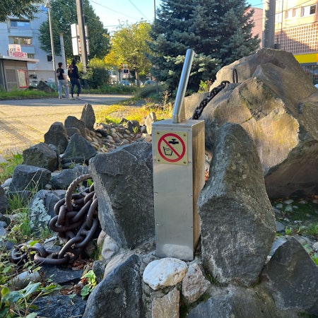 Ein Brunnen steht auf dem Marktplatz in Poll.
