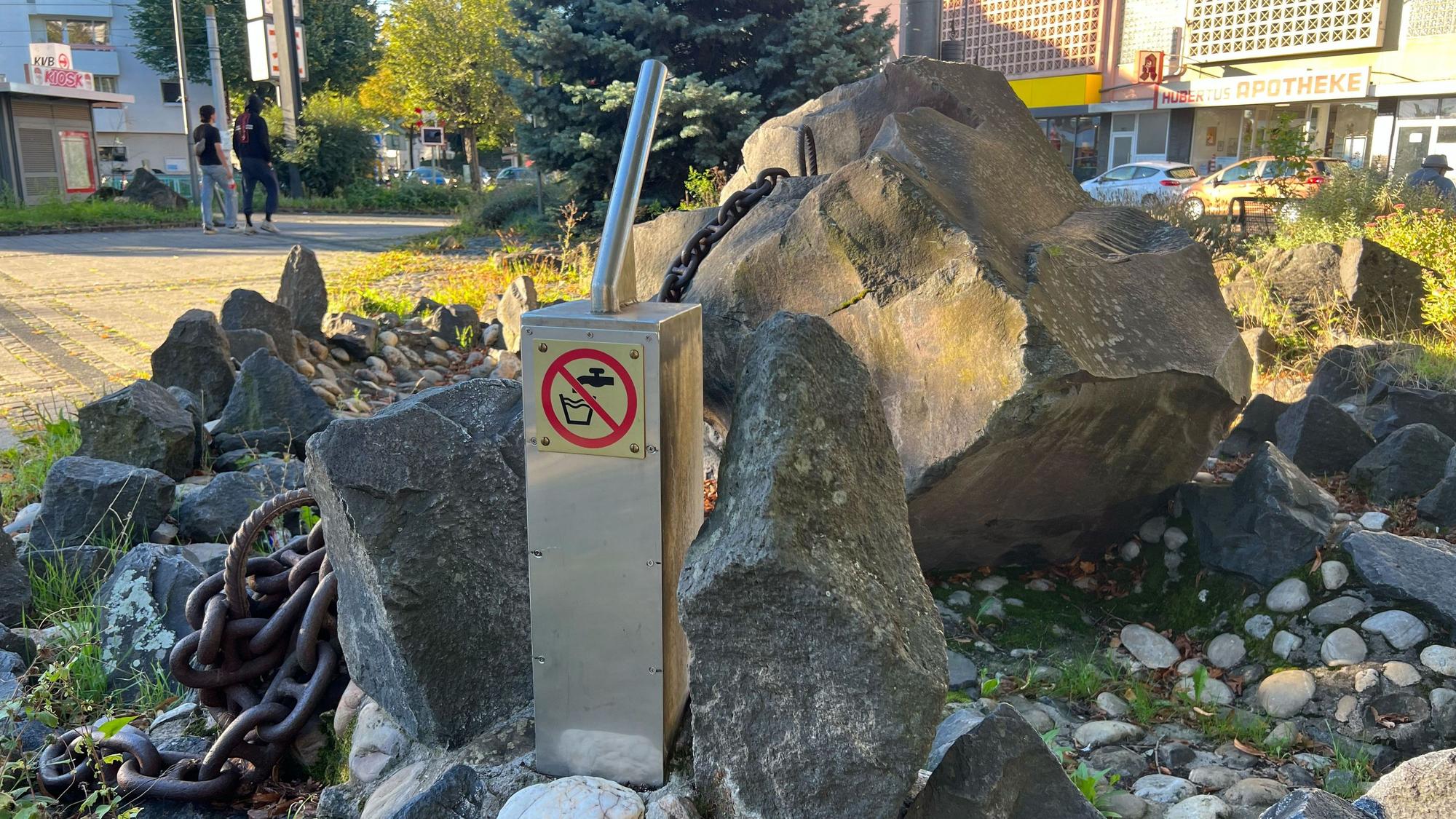 Ein Brunnen steht auf dem Marktplatz in Poll.