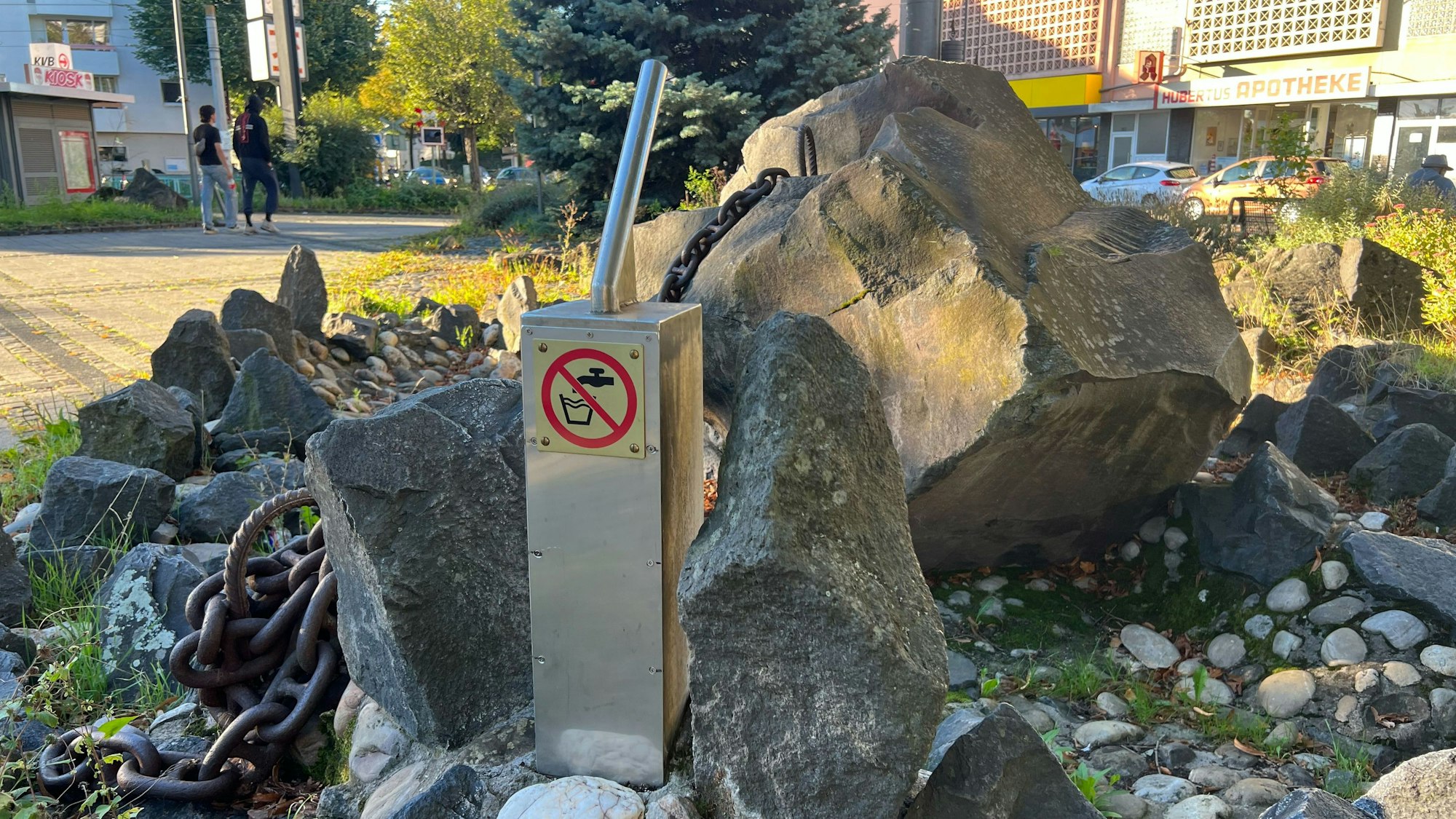 Ein Brunnen steht auf dem Marktplatz in Poll.