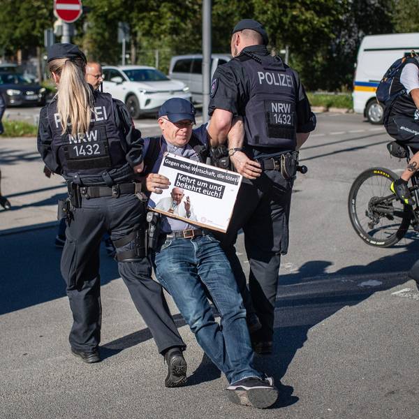 Polizeieinheiten entfernen einen Klimaaktivisten der Letzten Generation von der Straße. Die Teilnehmer waren Teil einer Straßenblockade, die sich gegen die IAA gerichtet hat, die Internationale Automobil-Ausstellung in München.