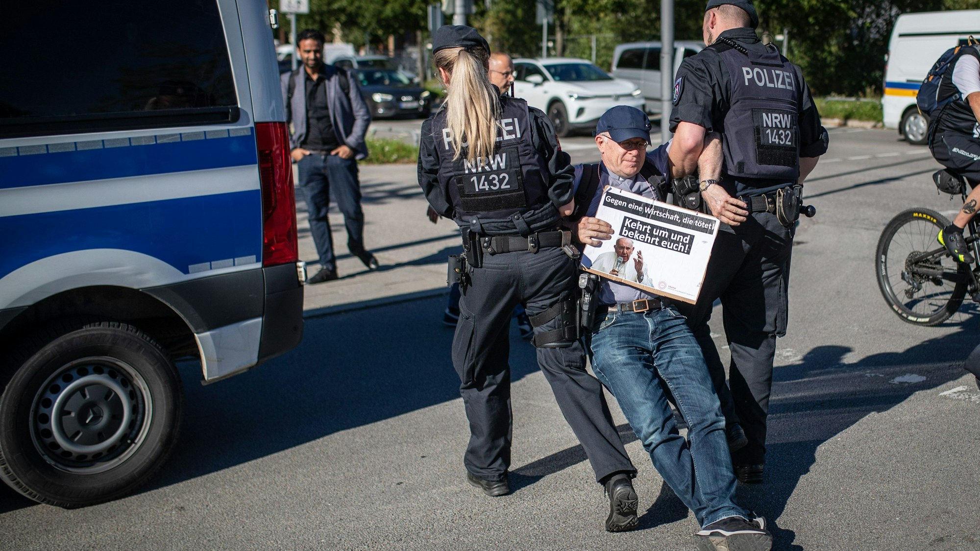 Polizeieinheiten entfernen einen Klimaaktivisten der Letzten Generation von der Straße. Die Teilnehmer waren Teil einer Straßenblockade, die sich gegen die IAA gerichtet hat, die Internationale Automobil-Ausstellung in München.