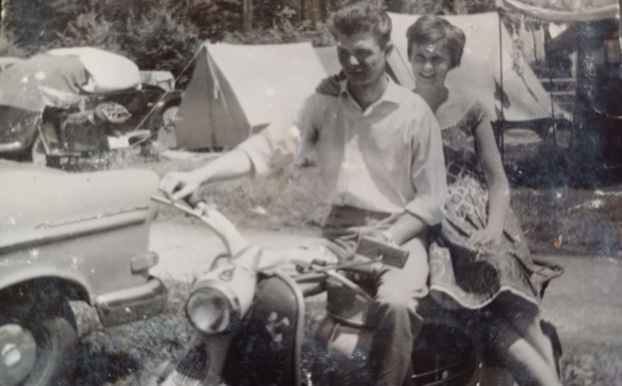 Peter und Ursel Hafermann unterwegs auf einem Motorroller